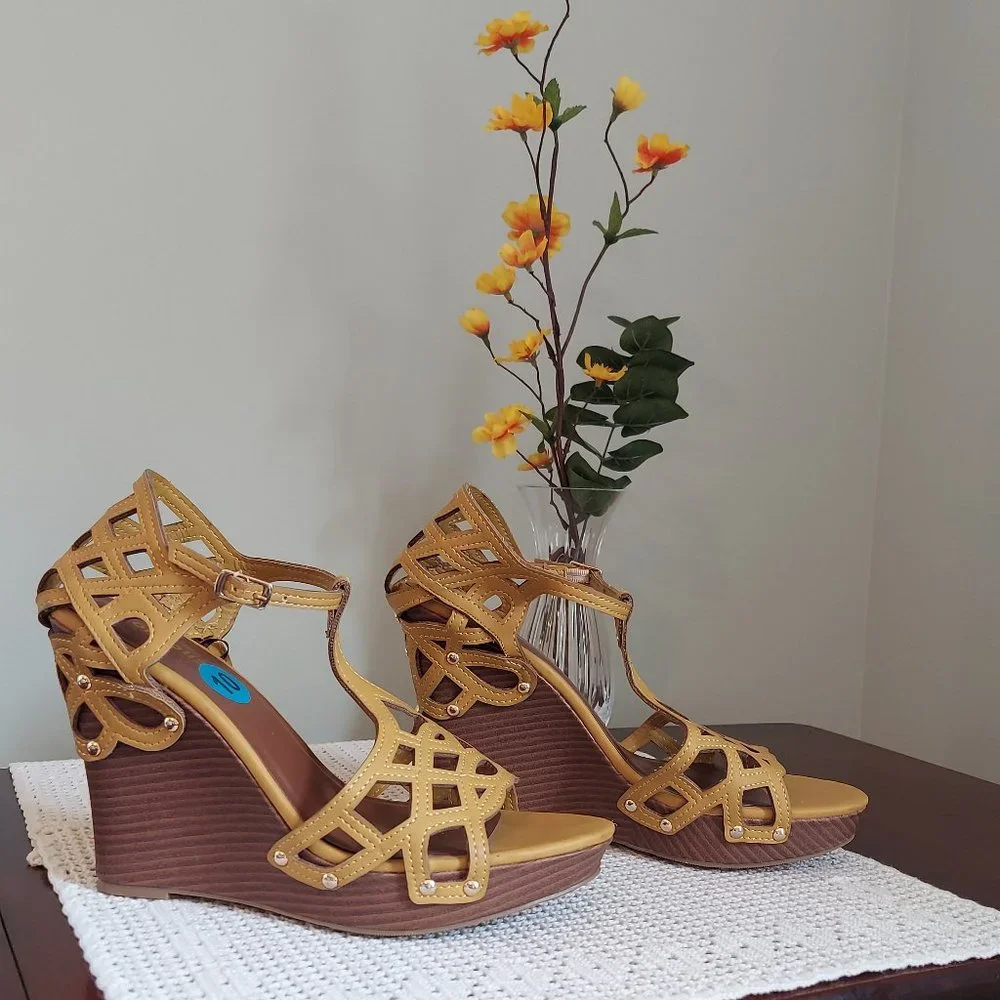 DOLLHOUSE LASER CUT PEEP TOE STUDDED WEDGES (10M)